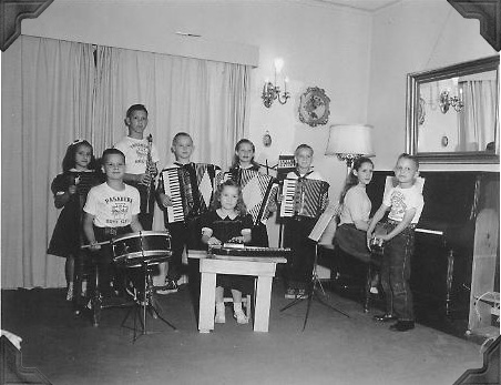 1960-disneyband2.jpg (61389 bytes)
